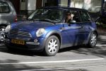 Amsterdam 17 juni 2004
Zangeres Do in haar mini cooper op de beethovenstraat.
Peter Smulders bv
