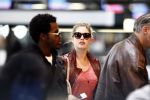 Amsterdam Schiphol 1 mei 2009
Doutzen Kroes heeft samen met haar vriend Greg Andrews Koninginnedag 2009 gevierd in Amsterdam. Zij vloog de volgende dag naar het Filmfestival in 
Cannes (Fr.)