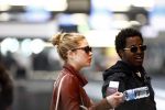 Amsterdam Schiphol 1 mei 2009
Doutzen Kroes heeft samen met haar vriend Greg Andrews Koninginnedag 2009 gevierd in Amsterdam. Zij vloog de volgende dag naar het Filmfestival in 
Cannes (Fr.)