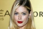 Amsterdam 15 november 2007
Doutzen Kroes wint award voor beste vrouwelijke model georganiseerd door Marie Claire. Haar ouders en zus waren erbij.