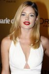 Amsterdam 15 november 2007
Doutzen Kroes wint award voor beste vrouwelijke model georganiseerd door Marie Claire. Haar ouders en zus waren erbij. Doutzen met Viktor en Rolf