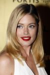Amsterdam 15 november 2007
Doutzen Kroes wint award voor beste vrouwelijke model georganiseerd door Marie Claire. Haar ouders en zus waren erbij.