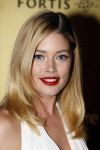 Amsterdam 15 november 2007
Doutzen Kroes wint award voor beste vrouwelijke model georganiseerd door Marie Claire. Haar ouders en zus waren erbij.