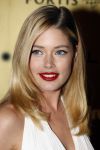Amsterdam 15 november 2007
Doutzen Kroes wint award voor beste vrouwelijke model georganiseerd door Marie Claire. Haar ouders en zus waren erbij.