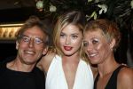 Amsterdam 15 november 2007
Doutzen Kroes wint award voor beste vrouwelijke model georganiseerd door Marie Claire. Haar ouders en zus waren erbij.