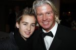 Rotterdam 16 december 2007
Premiere Evita in het nieuwe Luxor met oa Stanley Burleson Brigitte Heitzer en Roberto de GRoot. Andrew Lloyd Webber en Pieter v Vollenhoven zijn daarbij aanwezig. Dries Roelvink met zoon