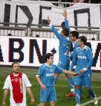 Amsterdam, 30 Januari 2008 Kompetitiewedstrijd AJAX-PSV, eindstand 0-2
Seizoen 2007/2008
Dzsudzsak heeft PSV op 0-1 gebracht en wordt gefeliciteerd door zijn ploeggenoten Otman Bakkal, Danko Lazovic en Dirk Marcellis