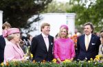 Makkum en Franeker30 april 2008
Koninginnedag 2008 met Koningin Beatrix Prins Willem Alexander Friso Constantijn Maurits Floris Pieter Christiaan Pieter v Vollenhoven en de prinsessen Maxima Laurentien Mabel Aimee Anita Margriet en Marilene. Ed Nijpels
Peter Smulders bv