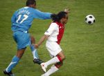 Amsterdam, 30 Januari 2008 Kompetitiewedstrijd AJAX-PSV, eindstand 0-2
Seizoen 2007/2008
Edgar Davids in duel met Jefferson Farfan