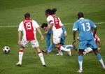 Amsterdam, 30 Januari 2008 Kompetitiewedstrijd AJAX-PSV, eindstand 0-2
Seizoen 2007/2008
Edgar Davids in duel met Otman Bakkal
