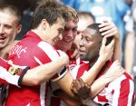 Eindhoven, 23 September 2007 Seizoen 2007/2008 Kompetitewedstrijd PSV-Feyenoord, eindstand 4-0
Edison Mendez is blij met zijn doelpunt (2-0) en wordt gefeliciteerd door dank Lazovic, Mike Zonneveld en Timmy Simons