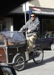 Amsterdam 24 maart 2009
Edwin de Roy v Zuydewijn op zijn bakfiets met daarin de
zijn hond.