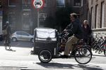 Amsterdam 24 maart 2009
Edwin de Roy v Zuydewijn op zijn bakfiets met daarin de
zijn hond.