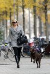 Amsterdam 22 november 2007
Ellemieke Vermolen met hond en grote zonnebril op straat.