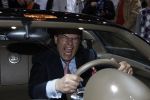 Amsterdam 5 april 2009
Emile Ratelband in Bugatti Vayron van 2.4 miljoen euro op de auto rai.
Peter Smulders bv