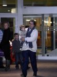 Arnhem 13 maart 2009
Emile Ratelband met zijn dochter Royce bij het ziekenhuis Rijnstate om zijn vrouw Moon en baby Emile Junior op te halen.
Peter Smulders bv