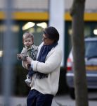 Arnhem 13 maart 2009
Emile Ratelband met zijn dochter Royce bij het ziekenhuis Rijnstate om zijn vrouw Moon en baby Emile Junior op te halen.
Peter Smulders bv