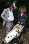 Oosterbeek 25 juni 2008
Emile Ratelband en zijn ex vrouw Moon bij het huwelijk van Rob de Nijs en Henriette.
Hun dochter Royce is er ook bij.