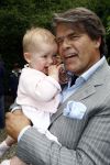 Oosterbeek 25 juni 2008
Emile Ratelband en zijn ex vrouw Moon bij het huwelijk van Rob de Nijs en Henriette.
Hun dochter Royce is er ook bij.
