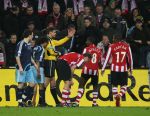 Eindhoven, 19 Maart 2008 Kompetitiewedstrijd PSV-AJAX, eindstand 0-0 
Seizoen 2007/2008
Eric Braamhaar geeft Edison Mendez een gele kaart