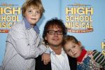 Tilburg 25 januari 2009
Premiere High school musical in schouwburg Tilburg. Guus Meeuwis met kinderen
Peter Smulders bv