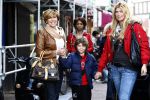 Amsterdam 12 april 2008
Estelle Gullit aan het winkelen met haar moeder en zoontje Maxim.
