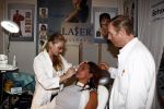 Rotterdam 6 mei 2009
Vrouwen Ladies beurs in Rotterdam. Esther Oosterbeek laat Botox inspuiten op de stand van Erwin kettman
Peter Smulders bv