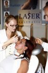 Rotterdam 6 mei 2009
Vrouwen Ladies beurs in Rotterdam. Esther Oosterbeek laat Botox inspuiten op de stand van Erwin kettman
Peter Smulders bv