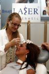 Rotterdam 6 mei 2009
Vrouwen Ladies beurs in Rotterdam. Esther Oosterbeek laat Botox inspuiten op de stand van Erwin kettman
Peter Smulders bv