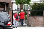 Volendam 19 mei 2009
Vandaag werd bekend gemaakt dat Yolanthe Cabau v Kasbergen en Jan smit na 2 en een half jaar hun relatie hebben verbroken. Voor hun huis stond veel pers en fans.
Peter Smulders bv