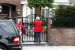Volendam 19 mei 2009
Vandaag werd bekend gemaakt dat Yolanthe Cabau v Kasbergen en Jan smit na 2 en een half jaar hun relatie hebben verbroken. Voor hun huis stond veel pers en fans.
Peter Smulders bv