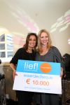 Molenaarsgraaf, 15 April 2009
Nieuw Lifestyle Magazine LIEF
Fiona Hering met Suzanne Kleeman met een checque van 10.000 Euro
Foto Peter Smulders BV