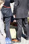 Amsterdam 21 april 2009
Koning Carl Gustav en Koningin Silvia van zweden leggen krans bij monument op de dam. Jan Peter balkenende en burgemeester Job Cohen zijn daar bij aanwezig.. een flauwgevallen persoon
Peter Smulders bv