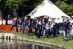 Apeldoorn 30 april 2009
Koninginnedag 2009 in apeldoorn met Koningin Beatrix Pieter v Vollenhoven Prinses Margriet Maxima Prins Willem Alexander Prins Constantijn Prinses Laurentien Prinses Mabel Prins Friso Prins Maurits Prinses Marilene Prins Pieter Christiaan Prinses Anita Prins Floris een zwangere Prinses Aimee en Prinses Annette. s middags probeerde een dwaas een aanslag te plegen op de koninklijke familie waarbij meerdere doden vielen. pers
Peter Smulders bv