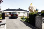Fijnaart 9 mei 2009
Frans Bauer voor de 4 e keer vader geworden van een zoon. Voor zijn huis staat een grote opblaasbare pop in de vorm van een baby.
Peter Smulders bv