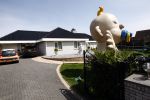 Fijnaart 9 mei 2009
Frans Bauer voor de 4 e keer vader geworden van een zoon. Voor zijn huis staat een grote opblaasbare pop in de vorm van een baby.
Peter Smulders bv