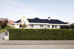 Fijnaart 9 mei 2009
Frans Bauer voor de 4 e keer vader geworden van een zoon. Voor zijn huis staat een grote opblaasbare pop in de vorm van een baby.
Peter Smulders bv