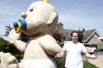 Fijnaart 9 mei 2009
Frans Bauer voor de 4 e keer vader geworden van een zoon. Voor zijn huis staat een grote opblaasbare pop in de vorm van een baby.
Peter Smulders bv