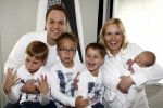 Fijnaart 11 mei 20-09
Frans en Mariska bauer met hun lasatste aanwinst Lucas. Ook Christiaan Frans en Jan waren natuurlijk aanwezig.
Peter Smulders bv
