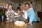 Fijnaart14 februari 2008
Frans en Mariska Bauer gaan op valentijnsdag in ondertrouw. Frans jr Christiaan en Jan met een taart
Peter Smulders bv