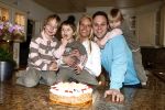 Fijnaart14 februari 2008
Frans en Mariska Bauer gaan op valentijnsdag in ondertrouw. Frans jr Christiaan en Jan met een taart
Peter Smulders bv