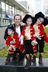 Rotterdam 22 maart 2009
Frans Bauer en Mariska hoog zwanger en hun kinderen Christian Frans en Jan bij de premiere van Piet Piraat.
Peter Smulders bv