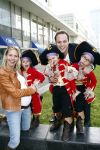 Rotterdam 22 maart 2009
Frans Bauer en Mariska hoog zwanger en hun kinderen Christian Frans en Jan bij de premiere van Piet Piraat.
Peter Smulders bv