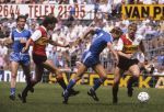 Rotterdam, 14 Mei 1986
Kompetitiewedstrijd Feyenoord-PSV, eindstand 2-3
Frans v Rooij in duel met Jacques Troost en Andre Hoekstra