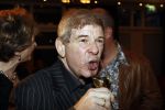Bussum 24 januari 2008
Omroepman van het jaar verkiezing bij Jan Tabak. Frits Barend met champagne