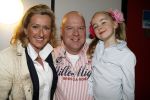 Hilversum 12 december 2007
Gaston Starreveld met zijn vrouw en dochter Ghilaine bij kinderen danen op het ijs.