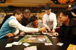 Volendam 22 januari 2008
Nick en Simon Jan Keizer en George Baker promoten dat de plaats volendam op een nieuw monopoly spel komt.