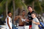 Curacao 2 januari 2009
Gerard Joling hard aan het lopen op Curacao. Hij loopt elke dag 10 km om fit te blijven.
Peter Smulders bv