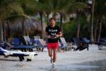 Curacao 2 januari 2009
Gerard Joling hard aan het lopen op Curacao. Hij loopt elke dag 10 km om fit te blijven.
Peter Smulders bv