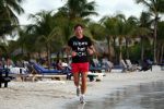 Curacao 2 januari 2009
Gerard Joling hard aan het lopen op Curacao. Hij loopt elke dag 10 km om fit te blijven.
Peter Smulders bv